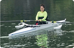 ボートに乗る市川氏の写真