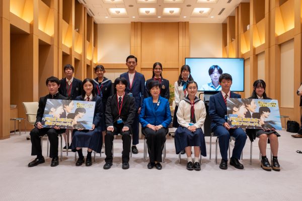 小池都知事との記念撮影の様子