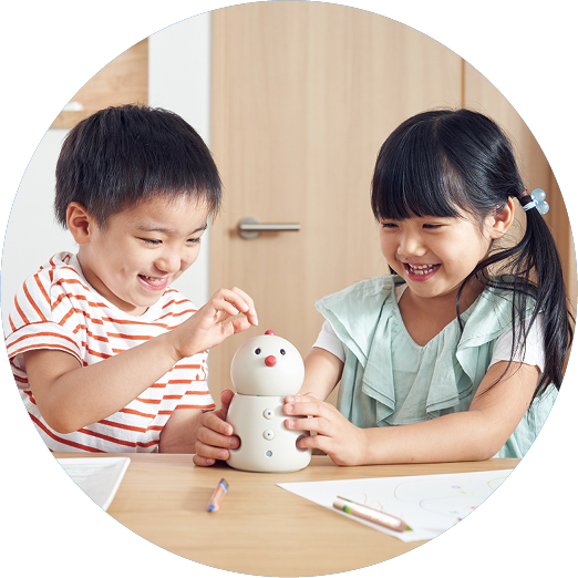 触れ合いロボットに触っている子供の画像