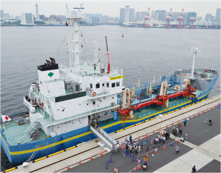 海底の土砂をさらうしゅんせつ船