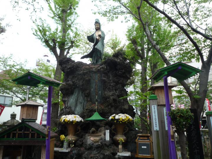 吉原弁財天に建立された像