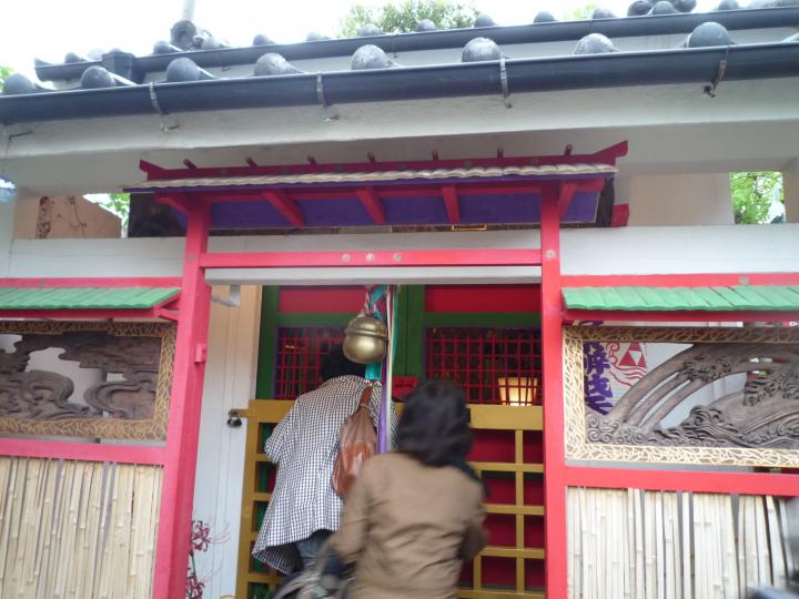 吉原弁財天を参詣している様子