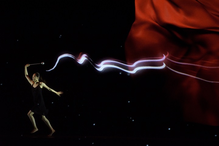 オープニングパフォーマンスで披露されたリボンの映像投影