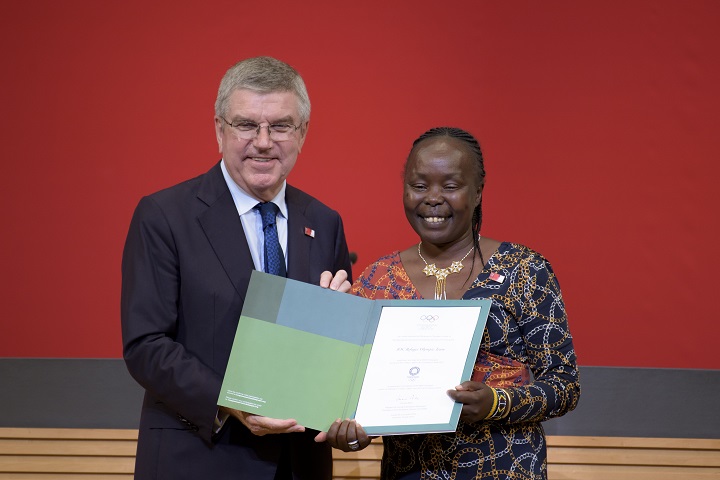 東京2020オリンピックへの招待状をバッハ会長から受け取る難民選手団団長