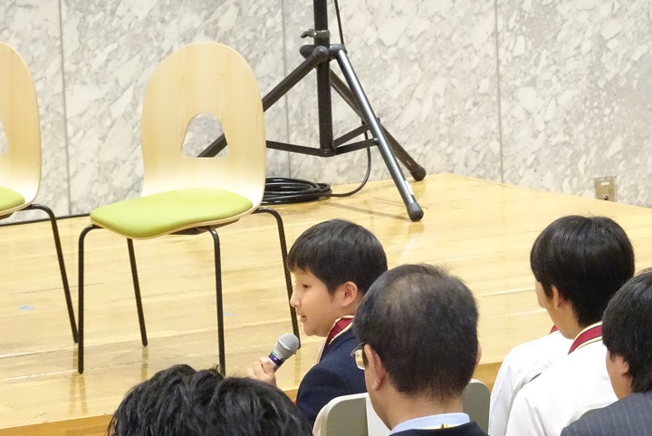 受賞の感想を述べる藤田さん