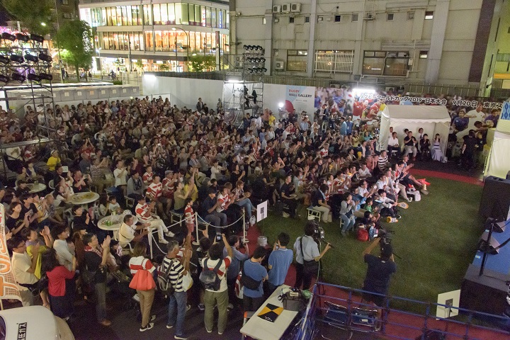 調布の屋外ステージでのパブリックビューイングの様子