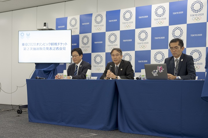 第二次抽選申込の説明をする担当者の写真