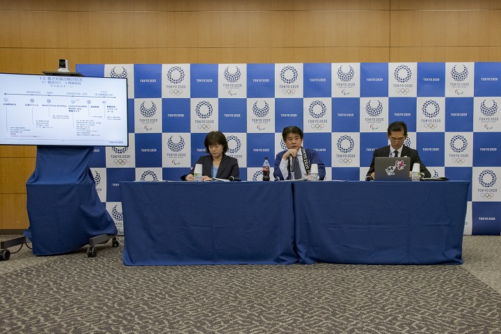 記者会見の様子の写真1