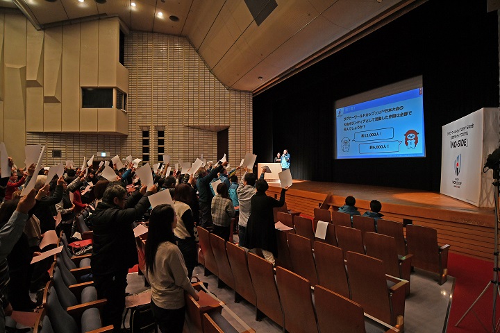 クイズによるプレゼント大会の会場の様子の写真