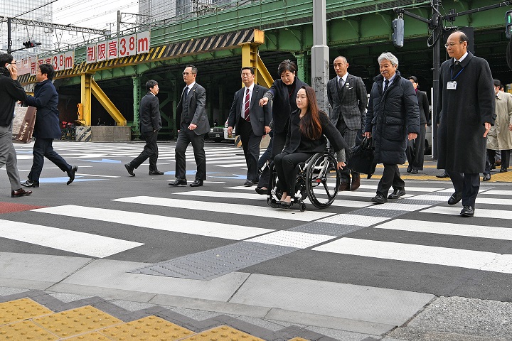 鍛冶橋通りでの道路と歩道の視察の様子1
