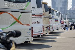 大型バスの画像