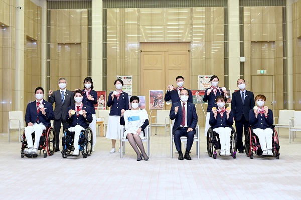 選手と知事の画像2