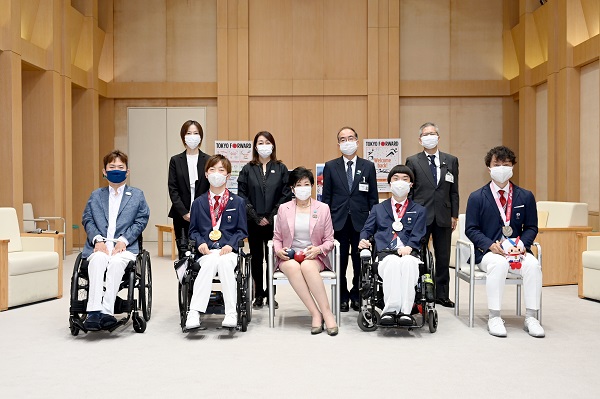 選手と知事の画像1