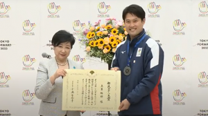 知事と選手の画像