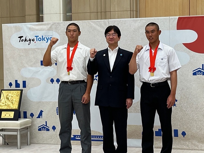 選手と副知事の画像