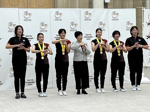 知事と選手の画像