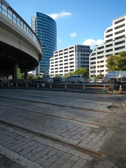 敷石とレールの画像