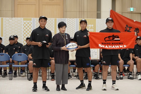 選手と知事の画像