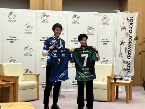 知事と選手の画像