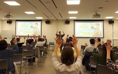 参加者のみなさんで体操を実践