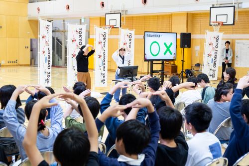 手話は世界共通?という問いには〇と×の答えが半々(正解は×)