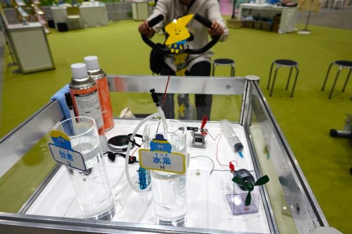 ペダルをこいで水素を発生させ、プロペラを回す