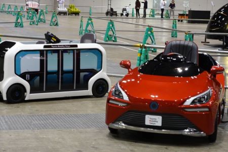 水素で走る燃料電池車などを試乗できるエリアも(こども限定)