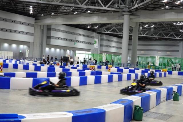 EVカートで迫力のレース体験