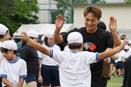 小学生と手押し相撲で勝負する橋岡選手