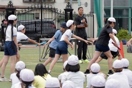 サニブラウン選手がバトンパスをレクチャー