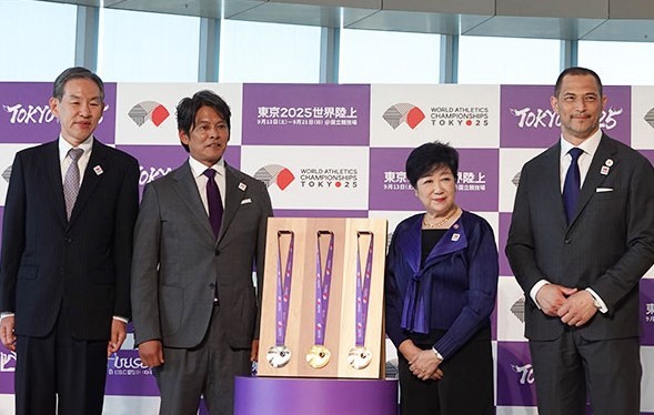 左から、武市事務総長、織田さん、小池知事、室伏長官