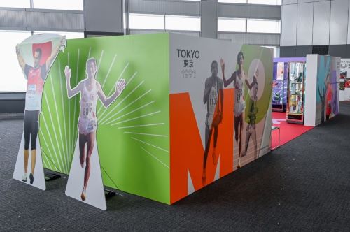 都庁45階、MOWA展示