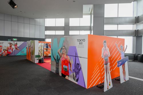 都庁45階、MOWA展示