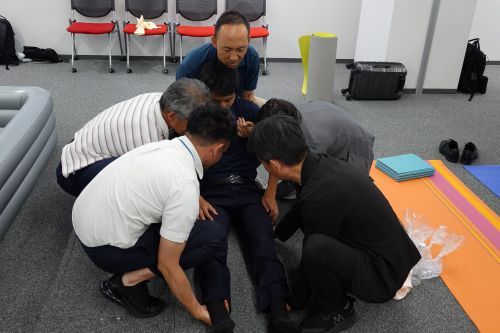 熱中症の人を運ぶ練習