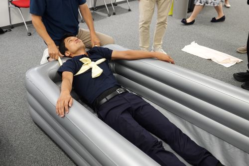 熱中症の人をアイスバスに入れる