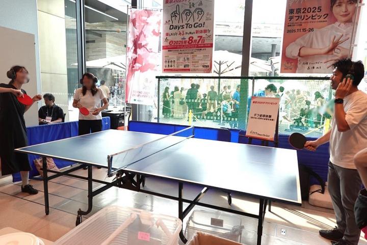 耳をふさいで卓球