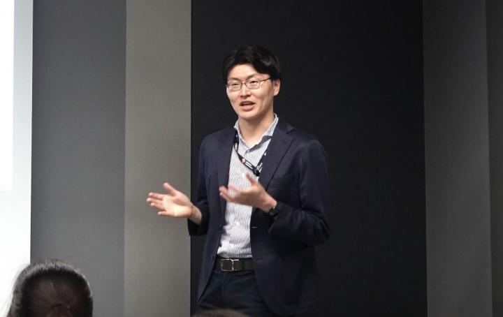 社員が仕事内容を説明