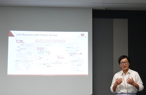 社員が仕事内容を説明