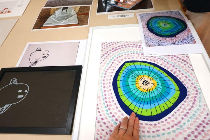 視覚障害者向けの触って鑑賞する絵画