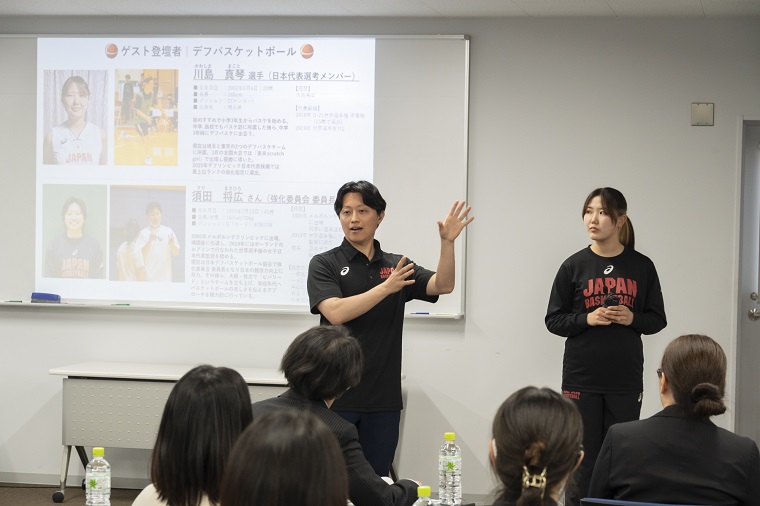 Photo: A hearing-impaired athlete talking to students