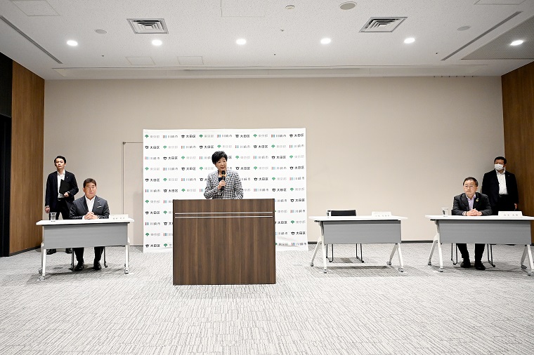 Photo: Governor Koike greeting at the signing ceremony