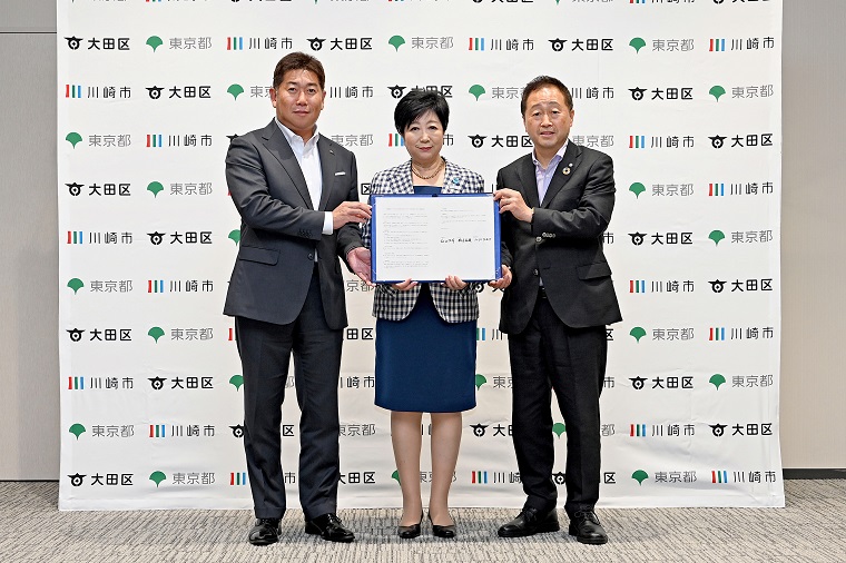 Photo: Leaders of the three municipalities holding the letter of