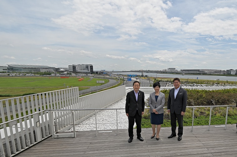Photo: Leaders of the three municipalities on the Sky Deck of Ha