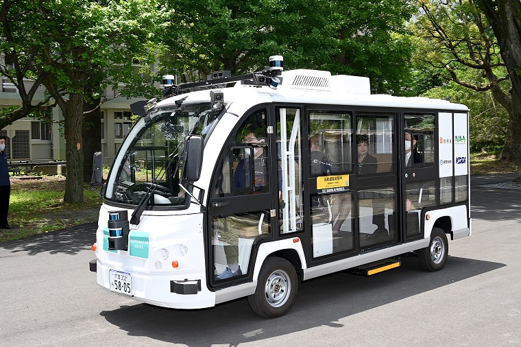 Photo: A self-driving bus