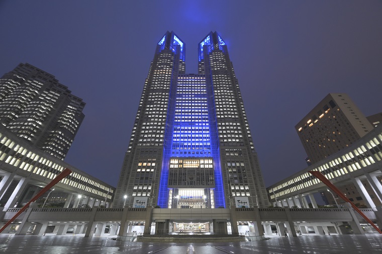 Photo: Tokyo Metropolitan Government Building No. 1 illuminated  in blue