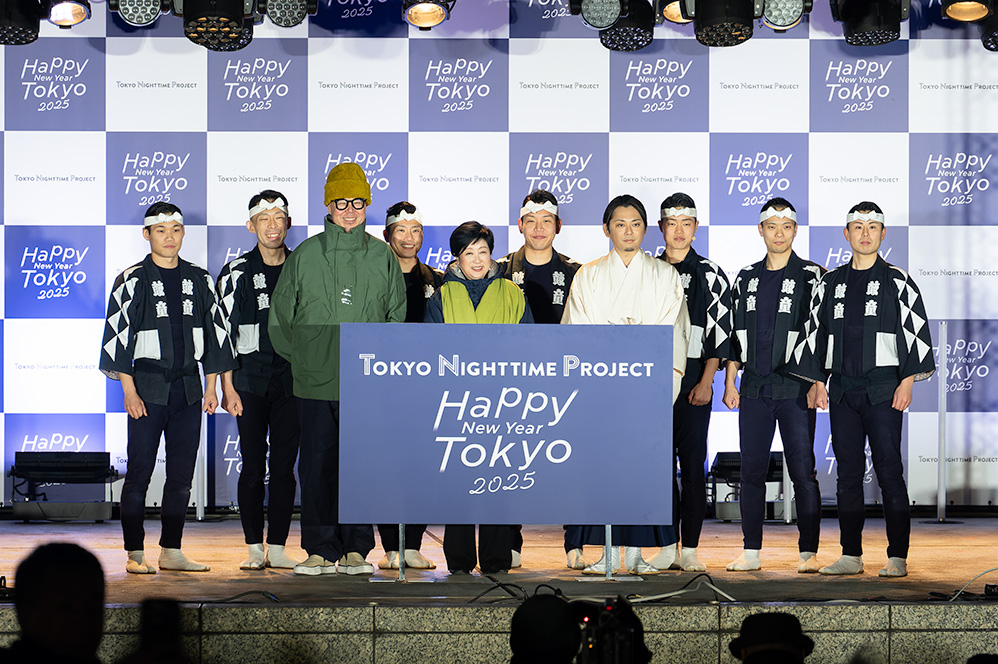 Photo: Governor Koike greeting the event visitors