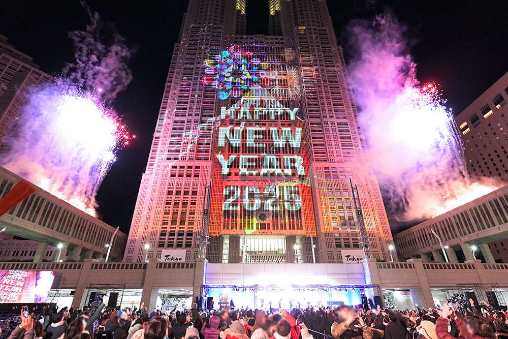 Photo: Moment of New Year coming with people’s cheers