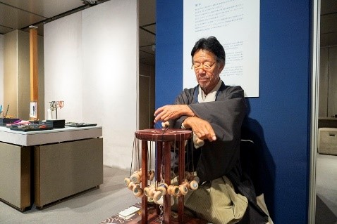 Photo:A craftsman plaiting cords