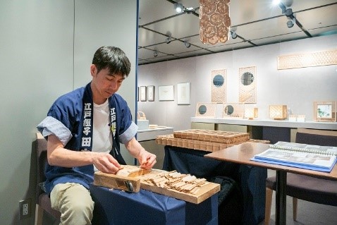 Photo: Demonstration by a craftsman of Tatematsu