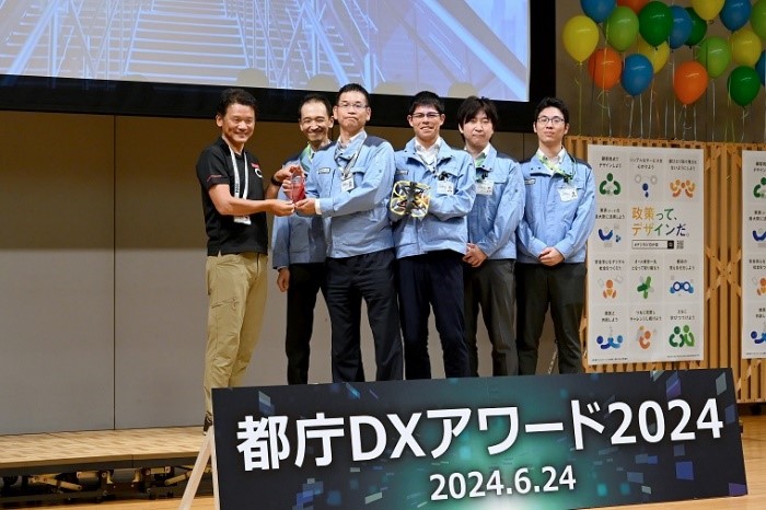 Photo: Employees receiving commendations from Vice Governor Miyasaka